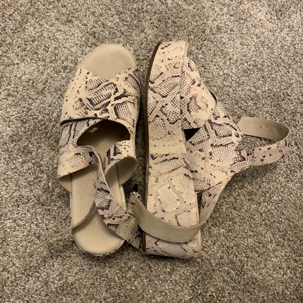 Cute wrap around wedges size 9